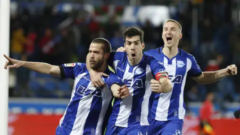 Los jugadores del Alavés celebran el gol de Víctor Laguardia ante el Levante Los jugadores del Alavés celebran el gol de Víctor Laguardia ante el Levante