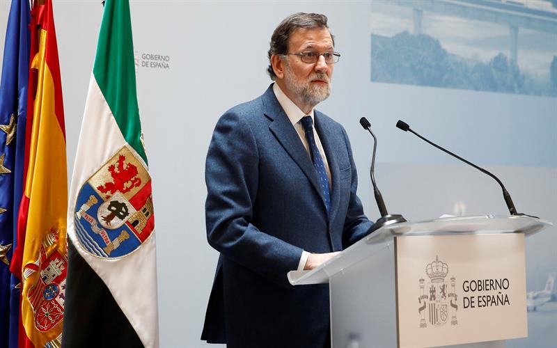 Rajoy sella su compromiso con la demanda "justa" del AVE a Extremadura Rajoy sella su compromiso con la demanda "justa" del AVE a Extremadura