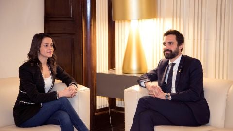 El presidente del Parlament, Roger Torrent, junto a la l&iacute;der de Ciutadans, In&eacute;s Arrimadas