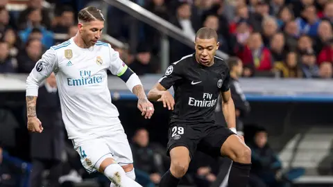 Sergio Ramos controla el balón ante la presión de Mbappé Sergio Ramos controla el balón ante la presión de Mbappé