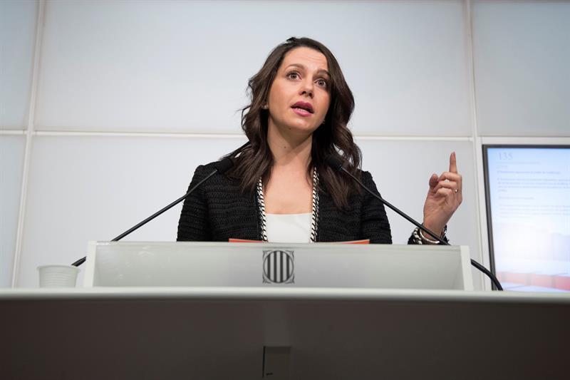 Arrimadas tacha Torrent de "emisario de Puigdemont" y le pide deje la "farsa" Arrimadas tacha Torrent de "emisario de Puigdemont" y le pide deje la "farsa"