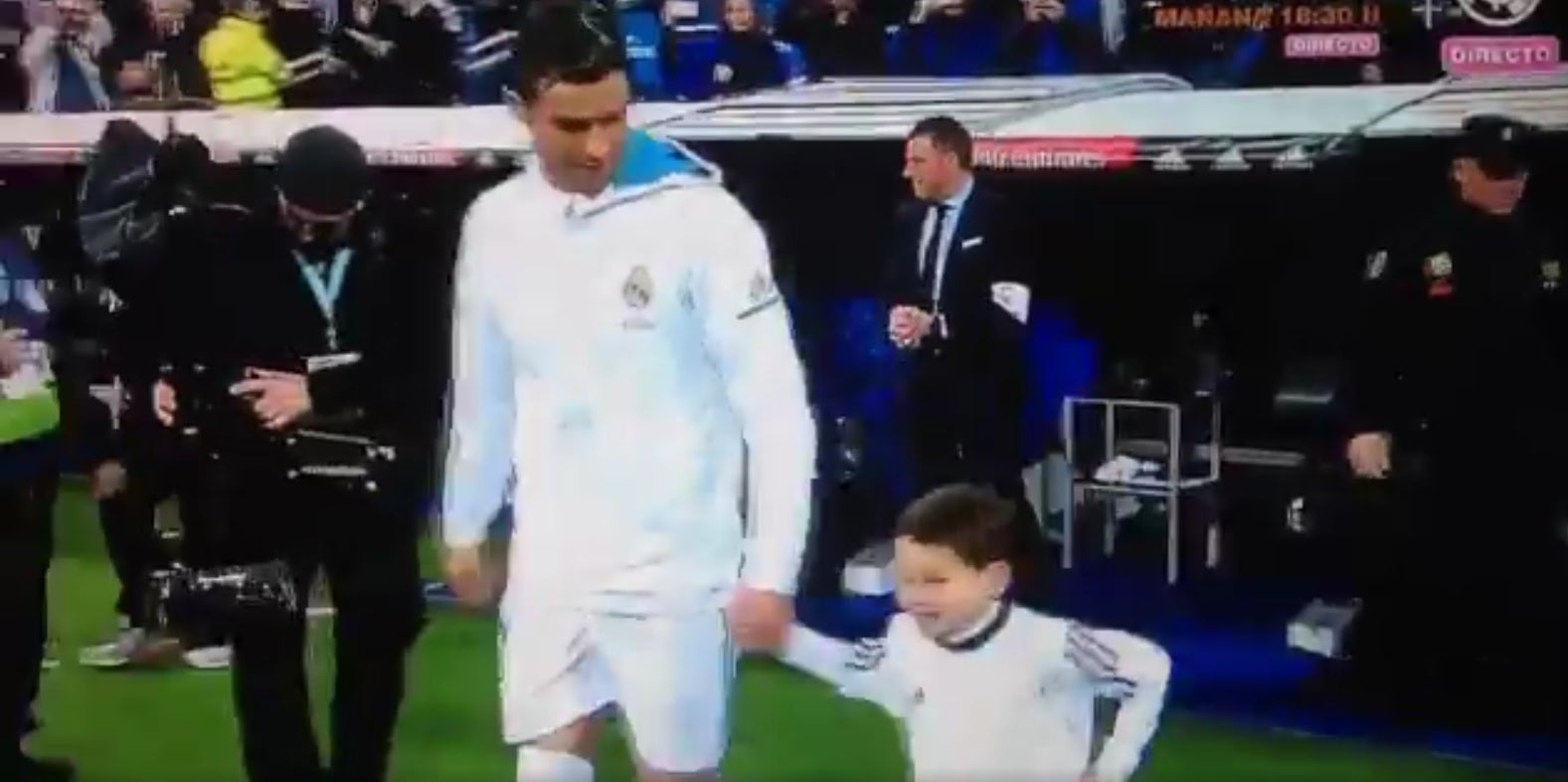 La madre del niño que imitó a Cristiano Ronaldo presume en Twitter: "Hala Madrid" La madre del niño que imitó a Cristiano Ronaldo presume en Twitter: "Hala Madrid"