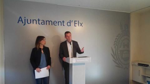 La concejala de Igualdad, Teresa Maci&aacute;, y el alcalde de Elche, Carlos Gonz&aacute;lez, en el Ayuntamiento de Elche