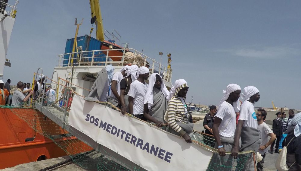 Decenas de refugiados desembarcan del barco Aquarius de la ONG SOS Méditerranée en Lampedus