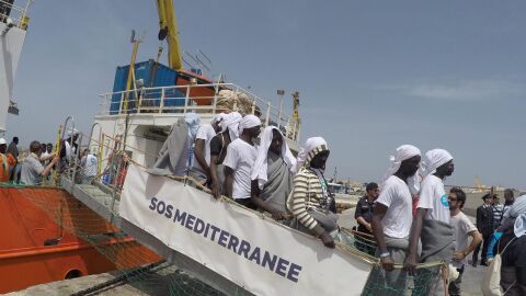 Decenas de refugiados desembarcan del barco Aquarius de la ONG SOS M&eacute;diterran&eacute;e en Lampedus