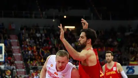 Javier Beirán durante el España - Montenegro Javier Beirán durante el España - Montenegro