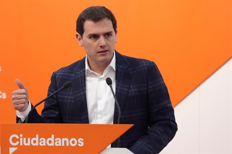 Las preguntas de Amón: "¿No os parece que la euforia de las encuestas hacia Rivera podría llevarle a la Moncloa sin pasar por las urnas?" Las preguntas de Amón: "¿No os parece que la euforia de las encuestas hacia Rivera podría llevarle a la Moncloa sin pasar por las urnas?"
