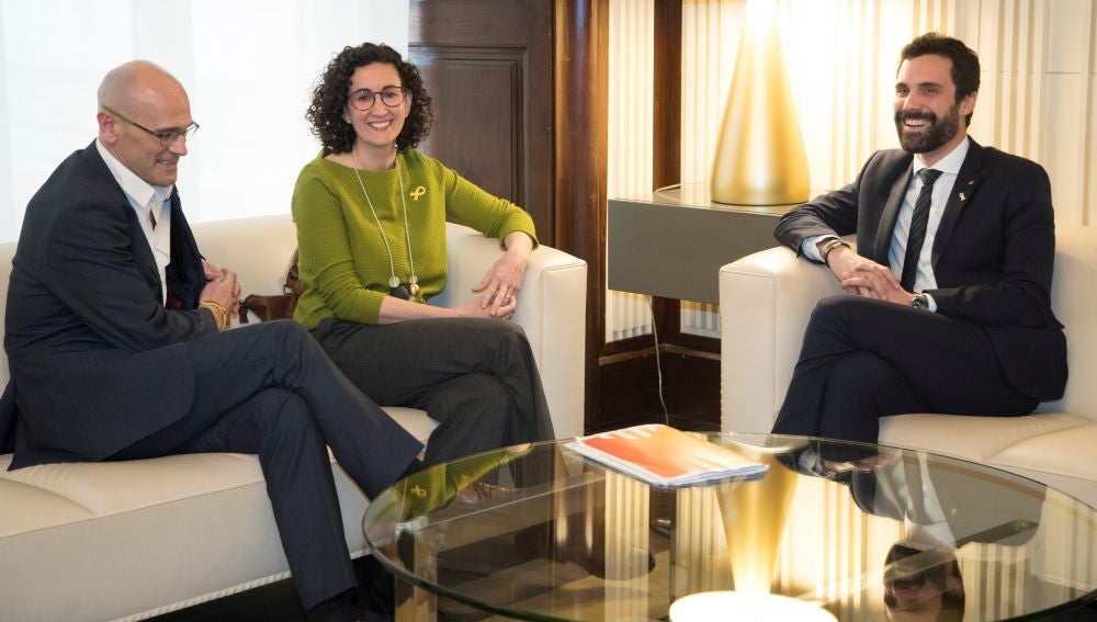  El presidente del Parlament, Roger Torrent junto a Marta Rovira y Raül Romeva de ERC, durante la reunión 