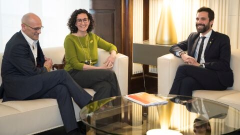  El presidente del Parlament, Roger Torrent junto a Marta Rovira y Ra&uuml;l Romeva de ERC, durante la reuni&oacute;n 