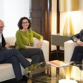  El presidente del Parlament, Roger Torrent junto a Marta Rovira y Raül Romeva de ERC, durante la reunión 