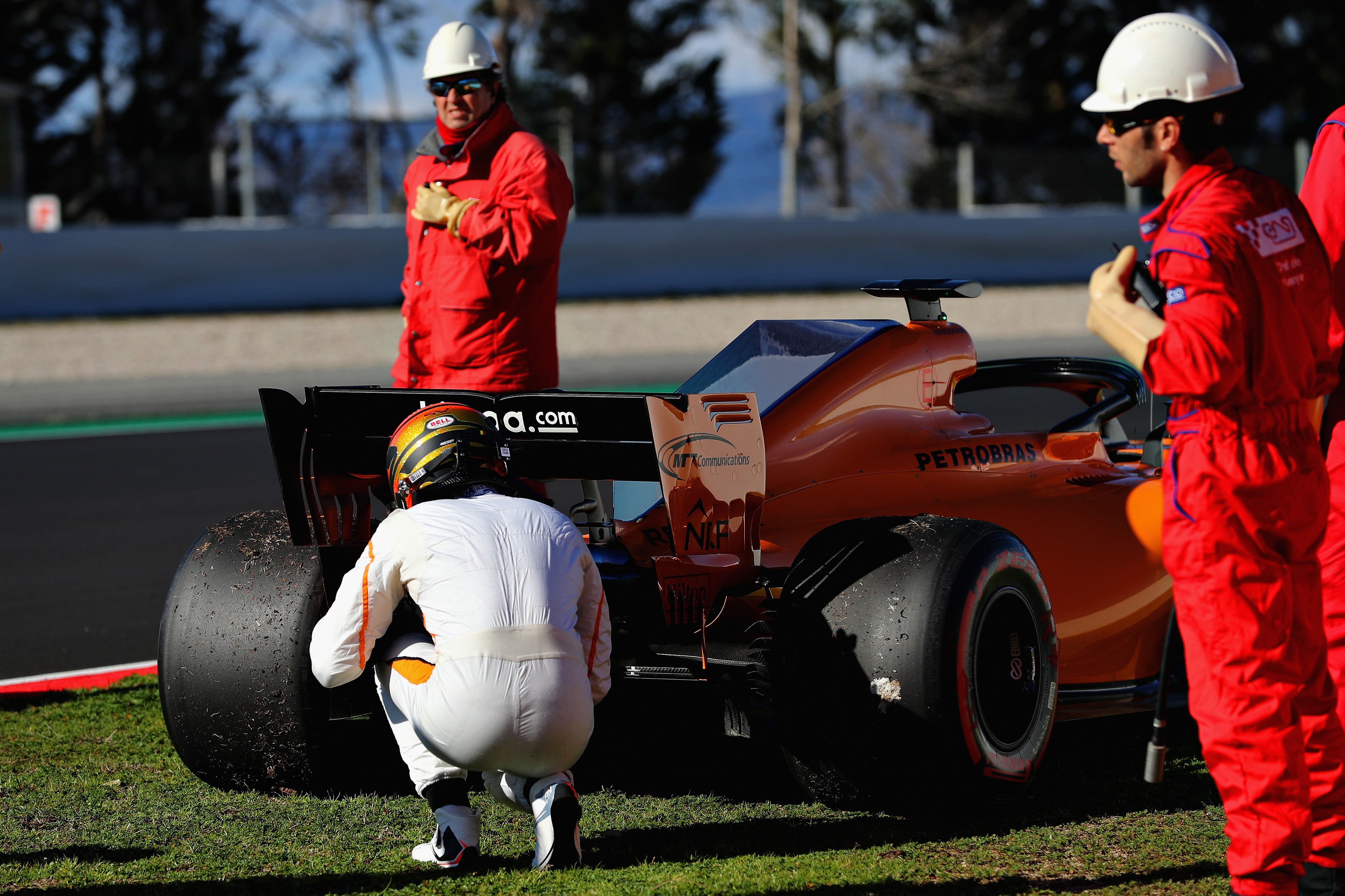 El McLaren se quedó parado tres veces en Montmeló durante los test El McLaren se quedó parado tres veces en Montmeló durante los test