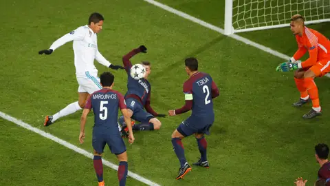 Varane trata de rematar ante la defensa del PSG Varane trata de rematar ante la defensa del PSG