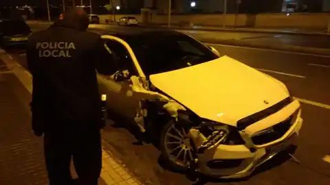 Vehículo siniestrado localizado por la Policía Local de Elche Vehículo siniestrado localizado por la Policía Local de Elche