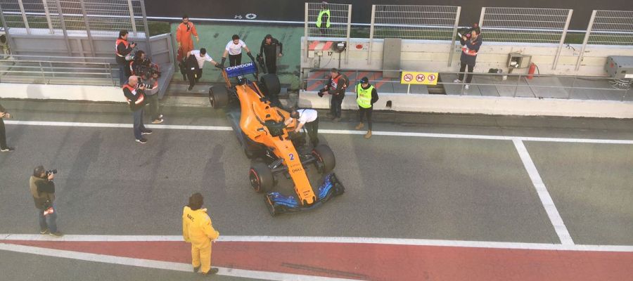 Los mecánicos empujan el coche de Vandoorne hasta boxes Los mecánicos empujan el coche de Vandoorne hasta boxes