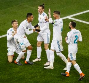 Casemiro celebra su gol ante el PSG con sus compañeros Casemiro celebra su gol ante el PSG con sus compañeros