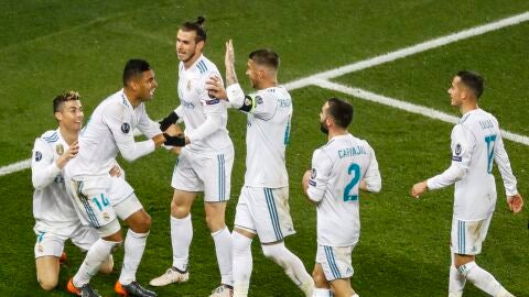 Casemiro celebra su gol ante el PSG con sus compa&ntilde;eros