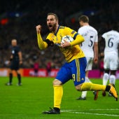HIguaín celebra un gol