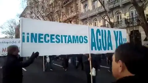 Imagen de archivo de manifestación de agricultores en Madrid. Agricultores y regantes del Levante reparten 30.000 kilos de verduras en Madrid para pedir "más agua"