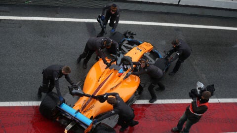 Los mec&aacute;nicos de McLaren meten el monoplaza de Alonso a boxes