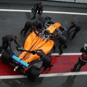 Los mecánicos de McLaren meten el monoplaza de Alonso a boxes Los mecánicos de McLaren meten el monoplaza de Alonso a boxes