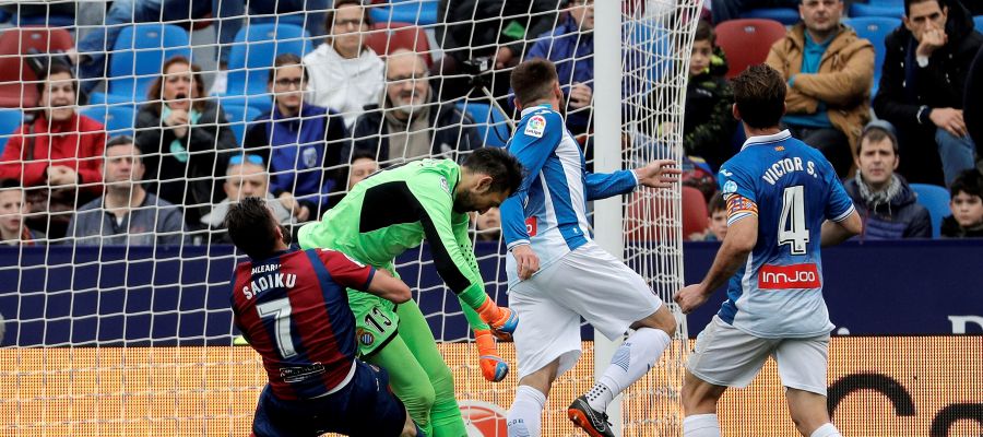 Diego López choca con Sadiku durante un partido Diego López choca con Sadiku durante un partido