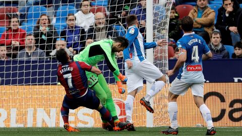 Diego L&oacute;pez choca con Sadiku durante un partido