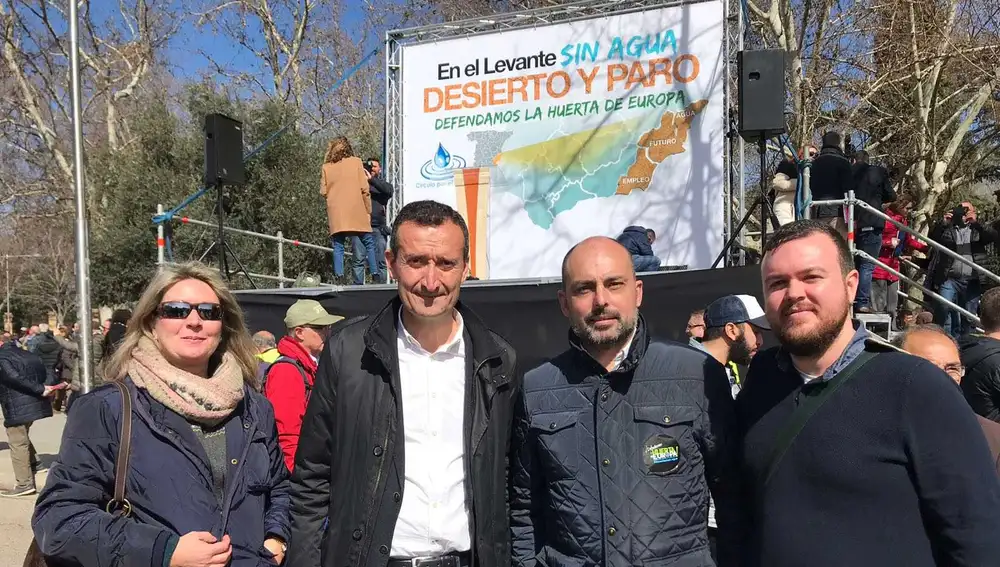 El alcalde de Elche y el concejal de Medio Rural junto al presidente y la gerente de Riuegos de Levante El alcalde de Elche y el concejal de Medio Rural junto al presidente y la gerente de Riuegos de Levante