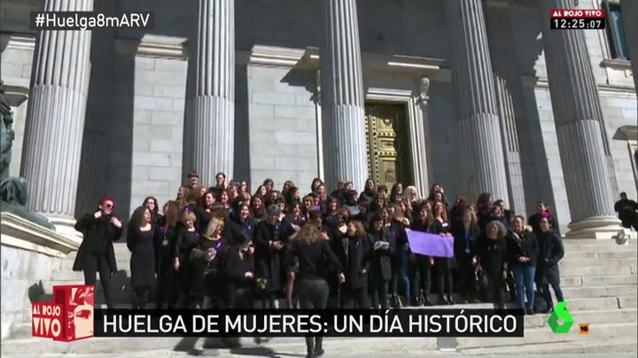 Un grupo de periodistas parlamentarias se hacen una foto en el Congreso en apoyo a huelga 8M Un grupo de periodistas parlamentarias se hacen una foto en el Congreso en apoyo a huelga 8M