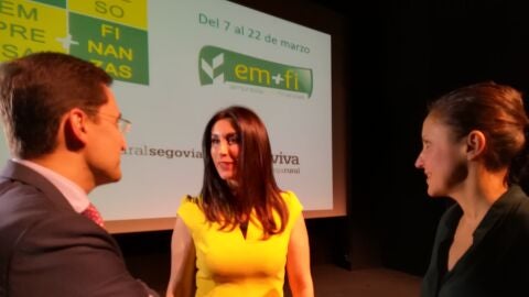 Laura Cantizano junto al director general adjunto de Caja Viva Caja Rural, Jos&eacute; Mar&iacute;a Chaparro, y Beatriz Serrano, gerente de la Fundaci&oacute;n Caja Rural