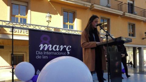 La deportista Ivet Musons durante la lectura de la Declaraci&oacute;n Institucional del Ayuntamiento de Elche