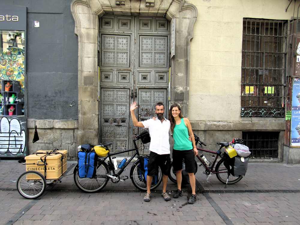 Sociedad Anónima: Isabel y Carmelo llevan el cine a poblados africanos Sociedad Anónima: Isabel y Carmelo llevan el cine a poblados africanos