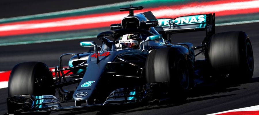 Lewis Hamilton gira sobre el trazado de Montmeló Lewis Hamilton gira sobre el trazado de Montmeló
