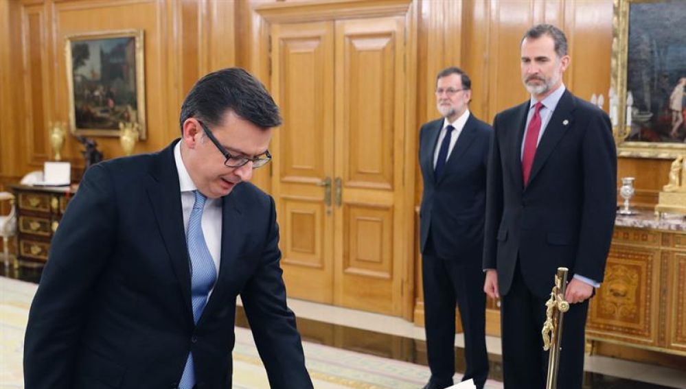 Román Escolano jura el cargo como ministro de Economía, Industria y competitividad ante el Rey y en presencia de Rajoy