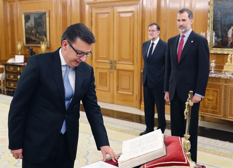 Escolano jura como ministro de Economía ante el Rey en presencia de Rajoy Escolano jura como ministro de Economía ante el Rey en presencia de Rajoy