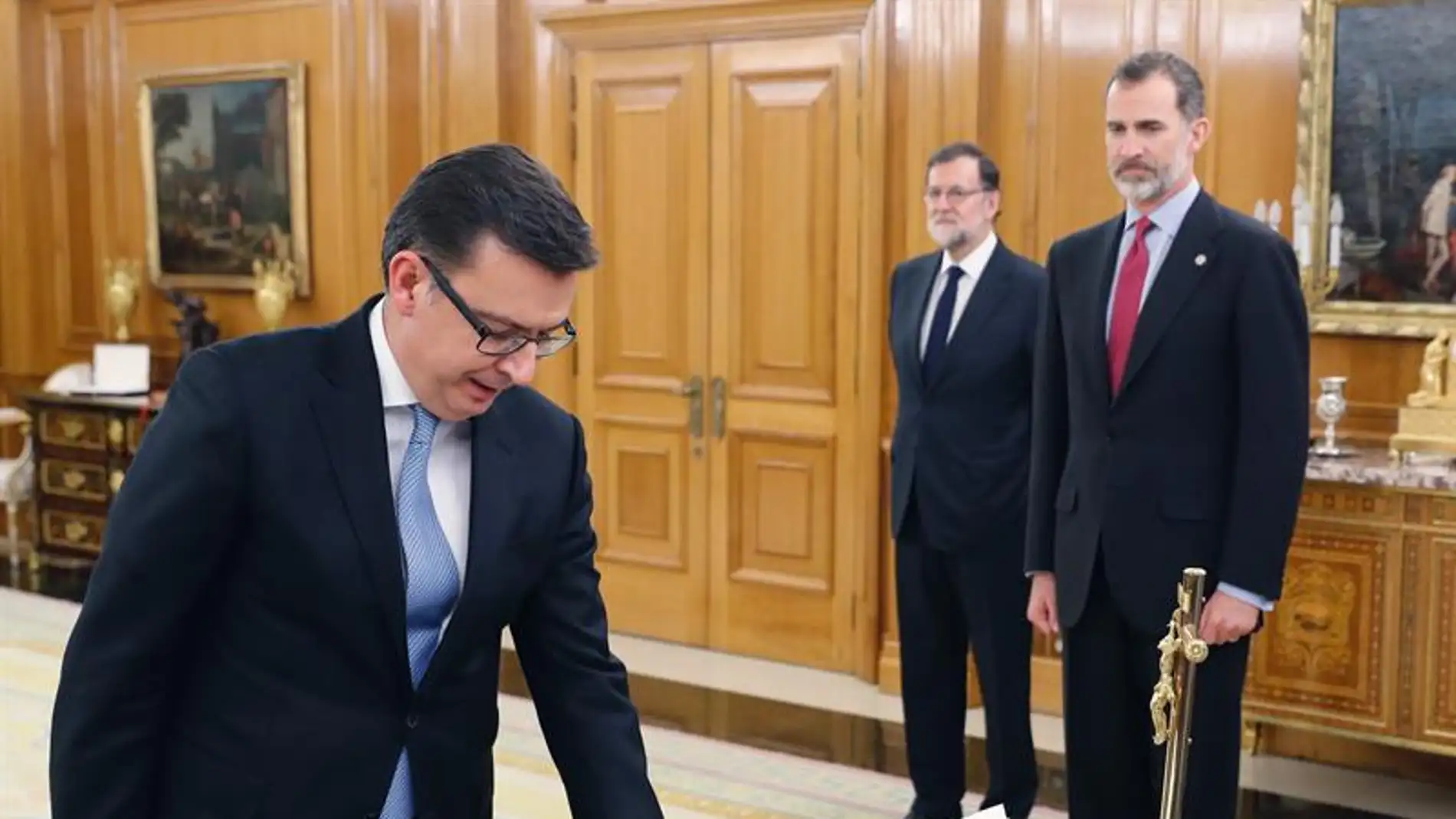 Román Escolano jura el cargo como ministro de Economía, Industria y competitividad ante el Rey y en presencia de Rajoy