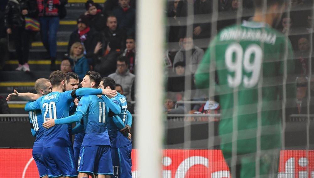 Los jugadores del Arsenal celebran un gol ante el Milan