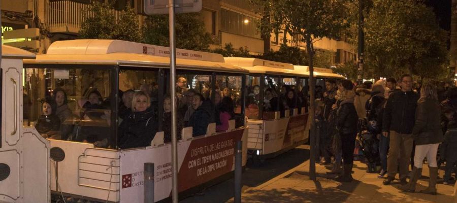 Los Trenes Magdaleneros de la Diputación llenan en todas sus rutas con una excelente acogida de los castellonenses. Los Trenes Magdaleneros de la Diputación llenan en todas sus rutas con una excelente acogida de los castellonenses.