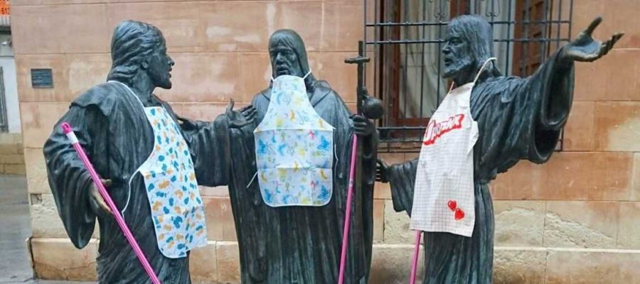 Las estatuas de los cantores de El Ternari del Misteri d'Elx con fregona y delantal Las estatuas de los cantores de El Ternari del Misteri d'Elx con fregona y delantal