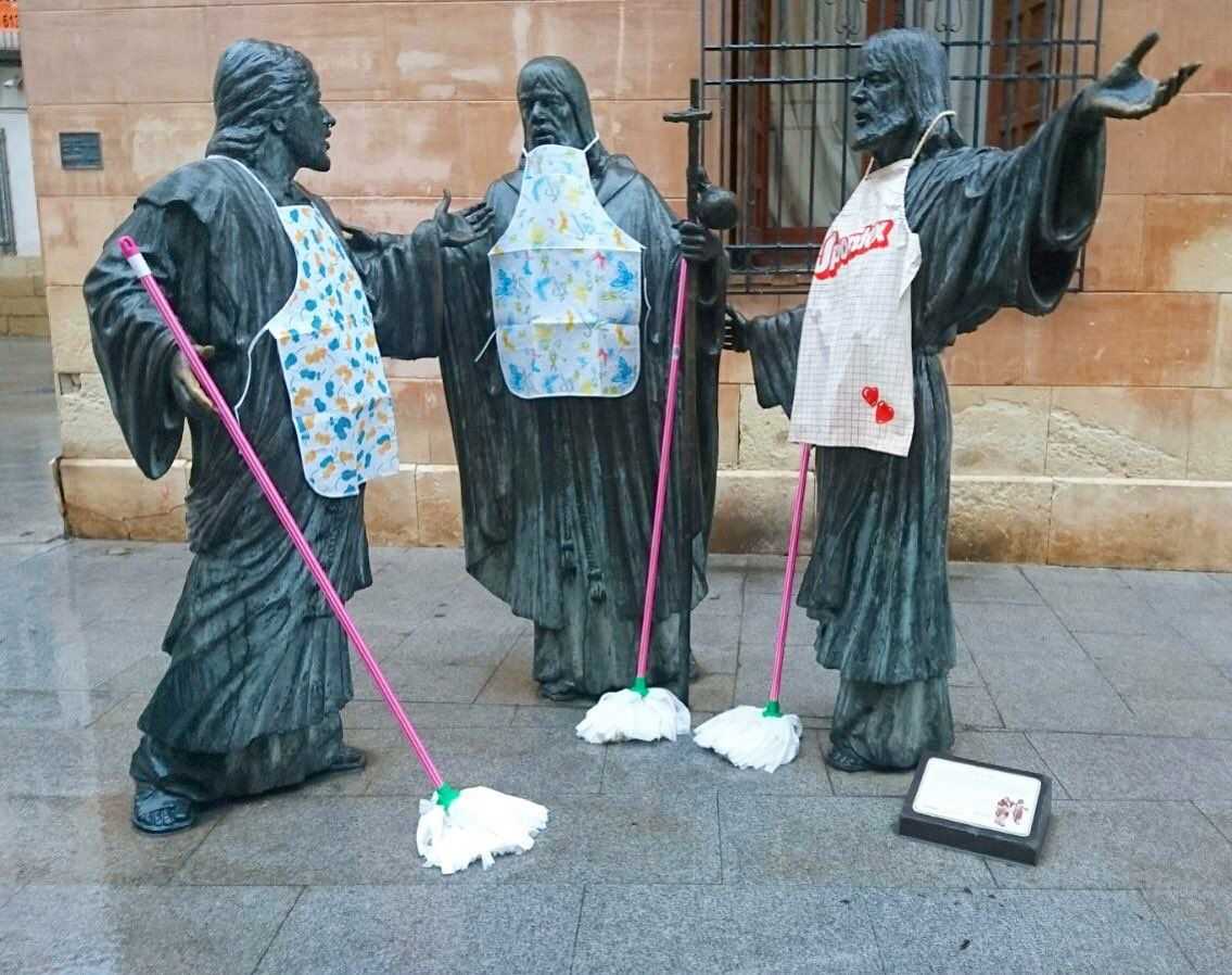 Los elementos masculinos de estatuas representativas de Elche reivindican la igual de género dando ejemplo Los elementos masculinos de estatuas representativas de Elche reivindican la igual de género dando ejemplo
