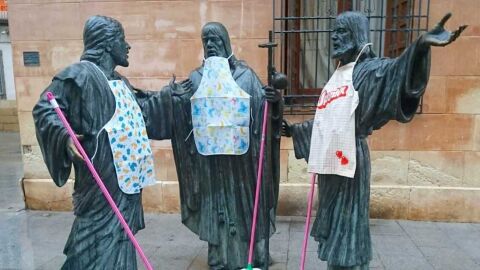 Las estatuas de los cantores de El Ternari del Misteri d'Elx con fregona y delantal