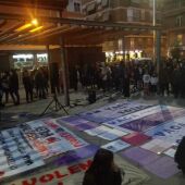 Pancartas en la Plaza de la Aparadora antes de comenzar la manifestación