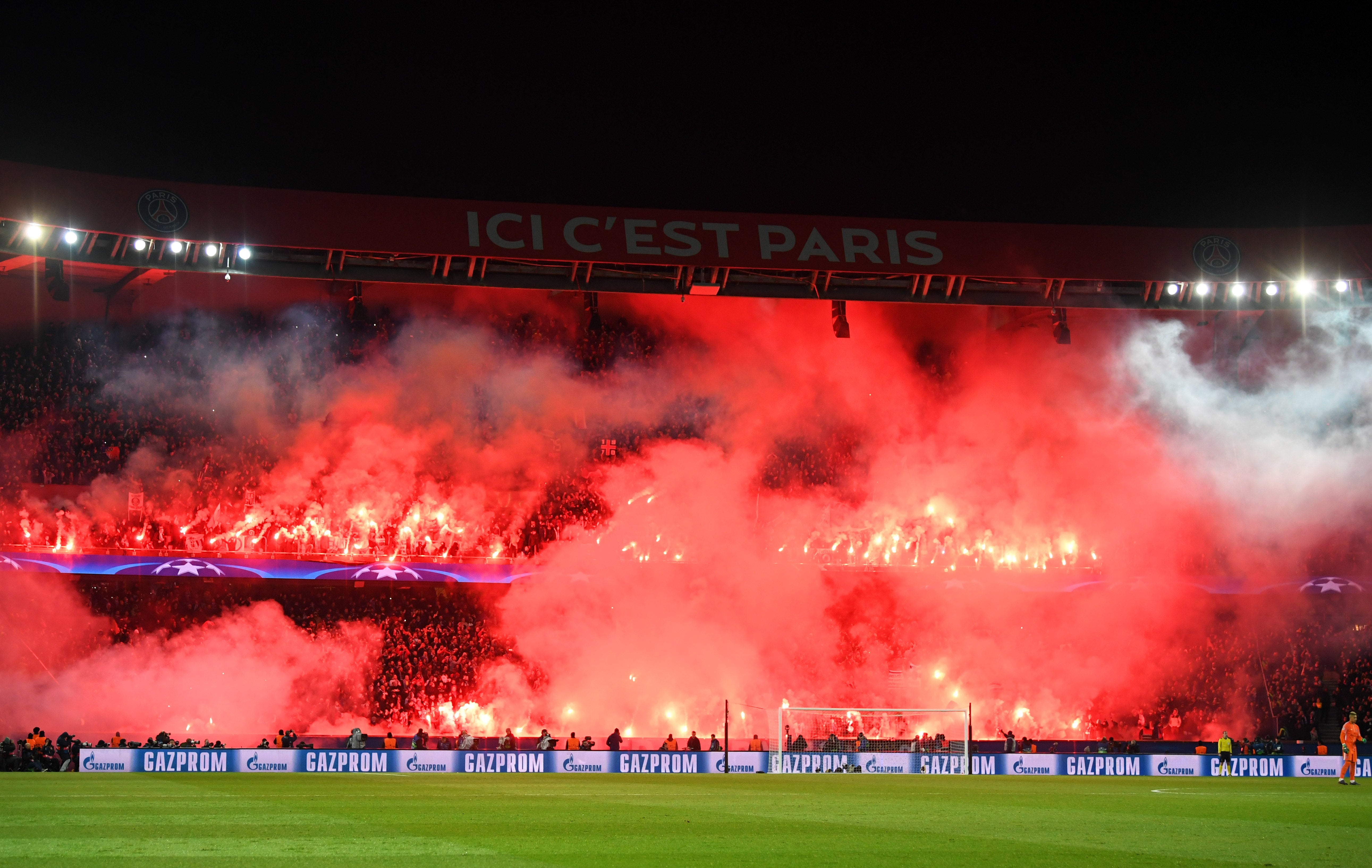 La UEFA cierra parcialmente el estadio del PSG y le multa con 43.000 euros La UEFA cierra parcialmente el estadio del PSG y le multa con 43.000 euros