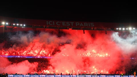 Encendido de bengalas en el Parque de los Pr&iacute;ncipes