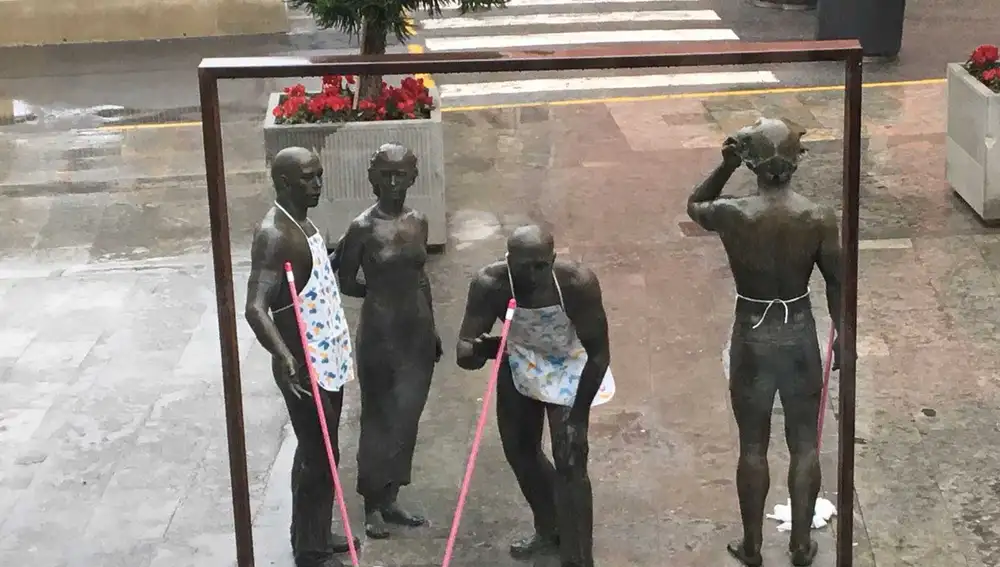 Esculturas junto al Ayuntamiento de Elche ataviadas de delantales y con fregonas 