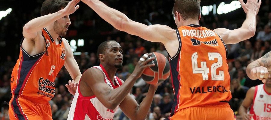 Rodrigue Beaubois trata de lanzar a canasta ante la defensa del Valencia Basket Rodrigue Beaubois trata de lanzar a canasta ante la defensa del Valencia Basket