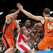 Rodrigue Beaubois trata de lanzar a canasta ante la defensa del Valencia Basket Rodrigue Beaubois trata de lanzar a canasta ante la defensa del Valencia Basket