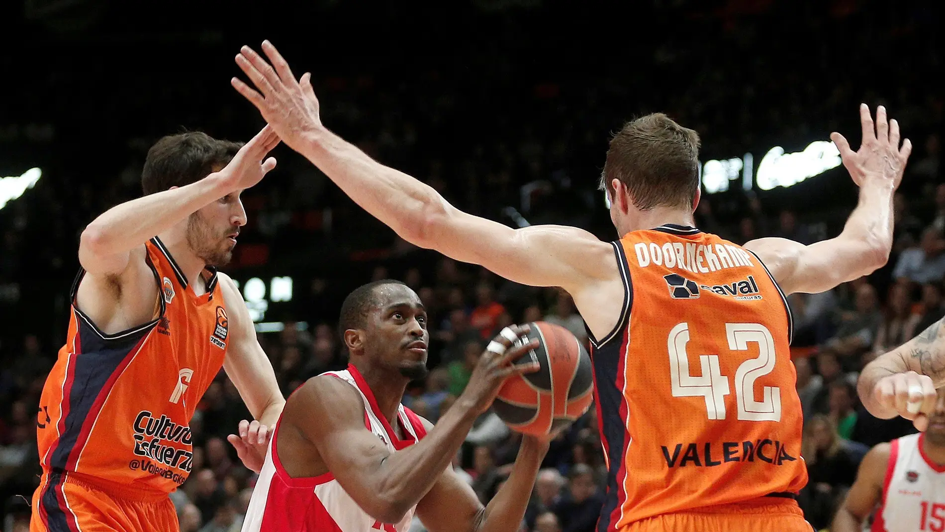 Rodrigue Beaubois trata de lanzar a canasta ante la defensa del Valencia Basket
