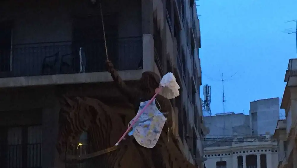 Estatua de Frances Cantó con delantal y una fregona