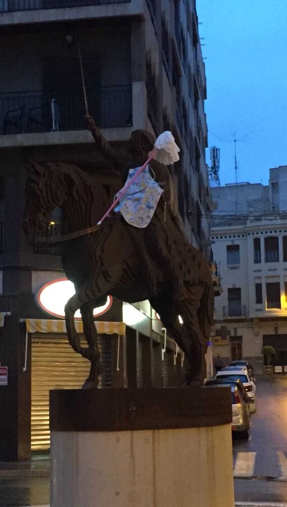 Estatua de Frances Cantó con delantal y una fregona