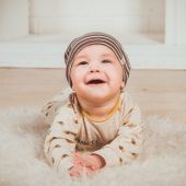 Un bebé sonriendo